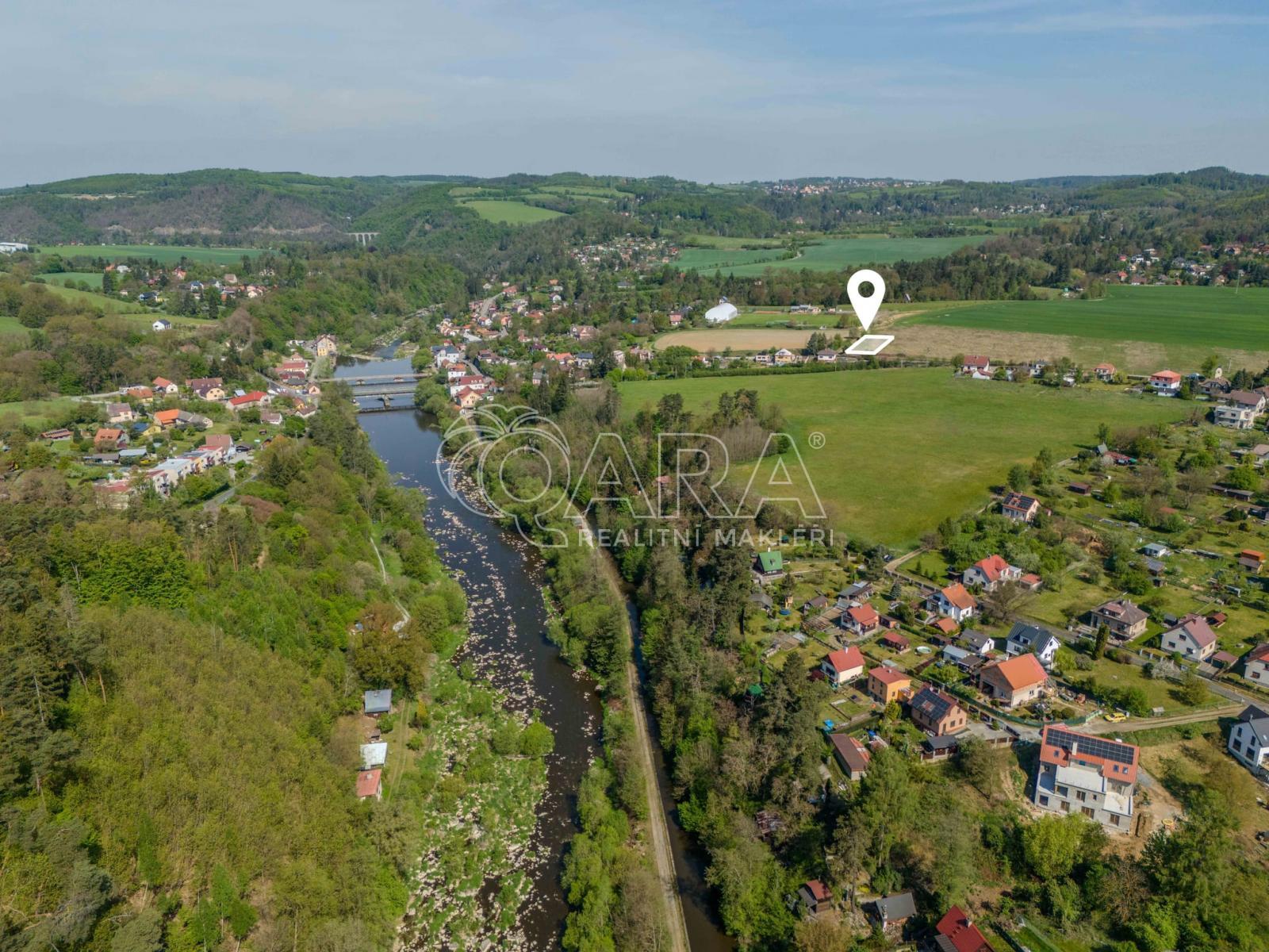 Pozemek s krásným výhledem do přírody, blízko Sázavy