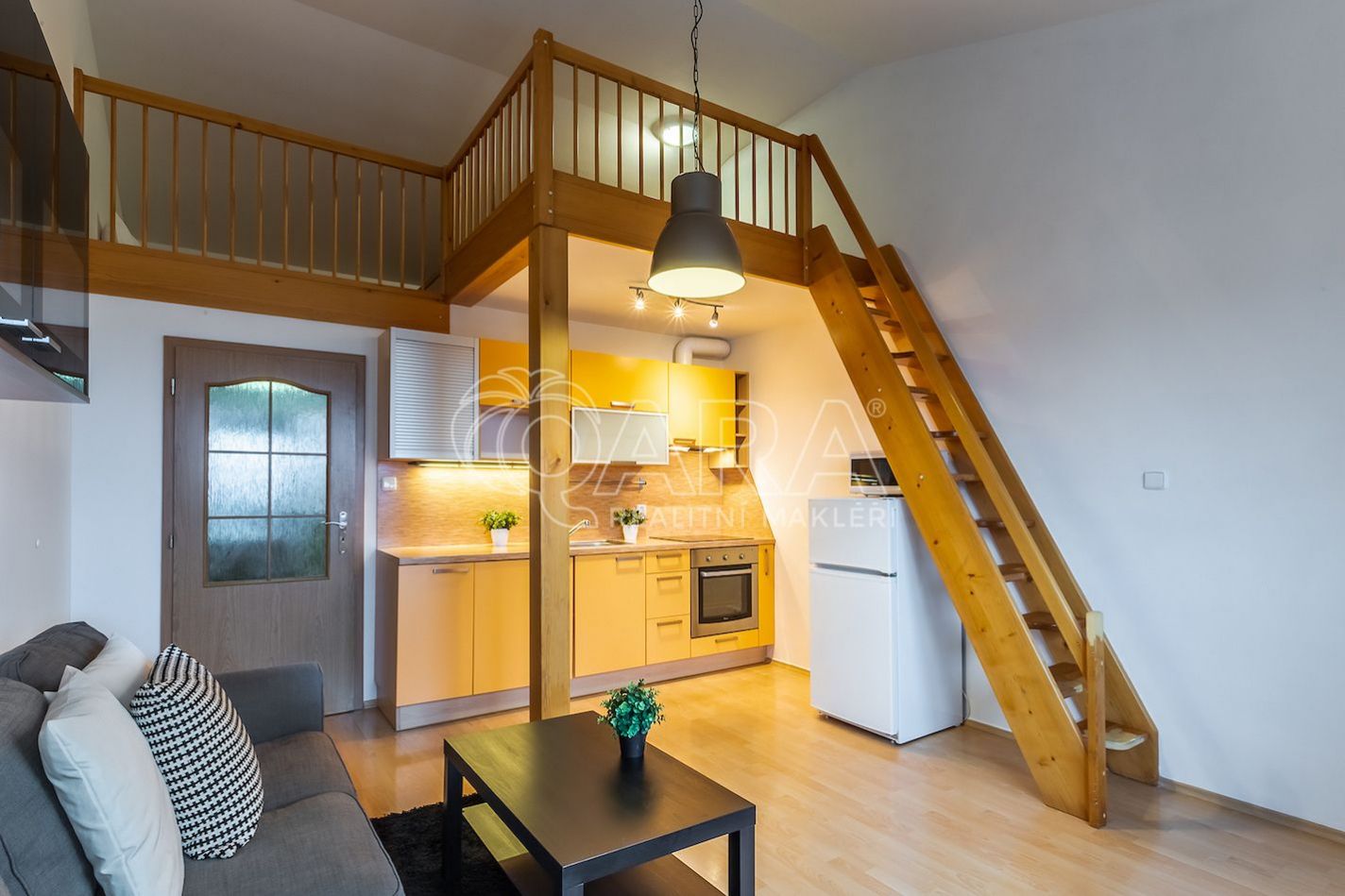 Zděný byt 1+kk s vestavbou na spaní, klimatizace, balkon, markýza, sklep. Dolní Břežany